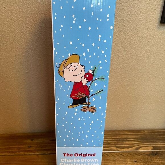 Peanuts 24 inch Christmas Tree Linus Blanket - Picture 2 of 10